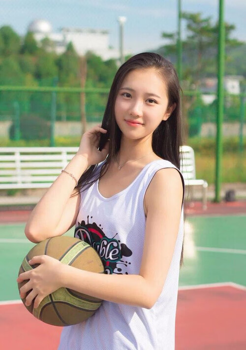 意大利女子团体追逐赛获得银牌，意大利女子19年11...