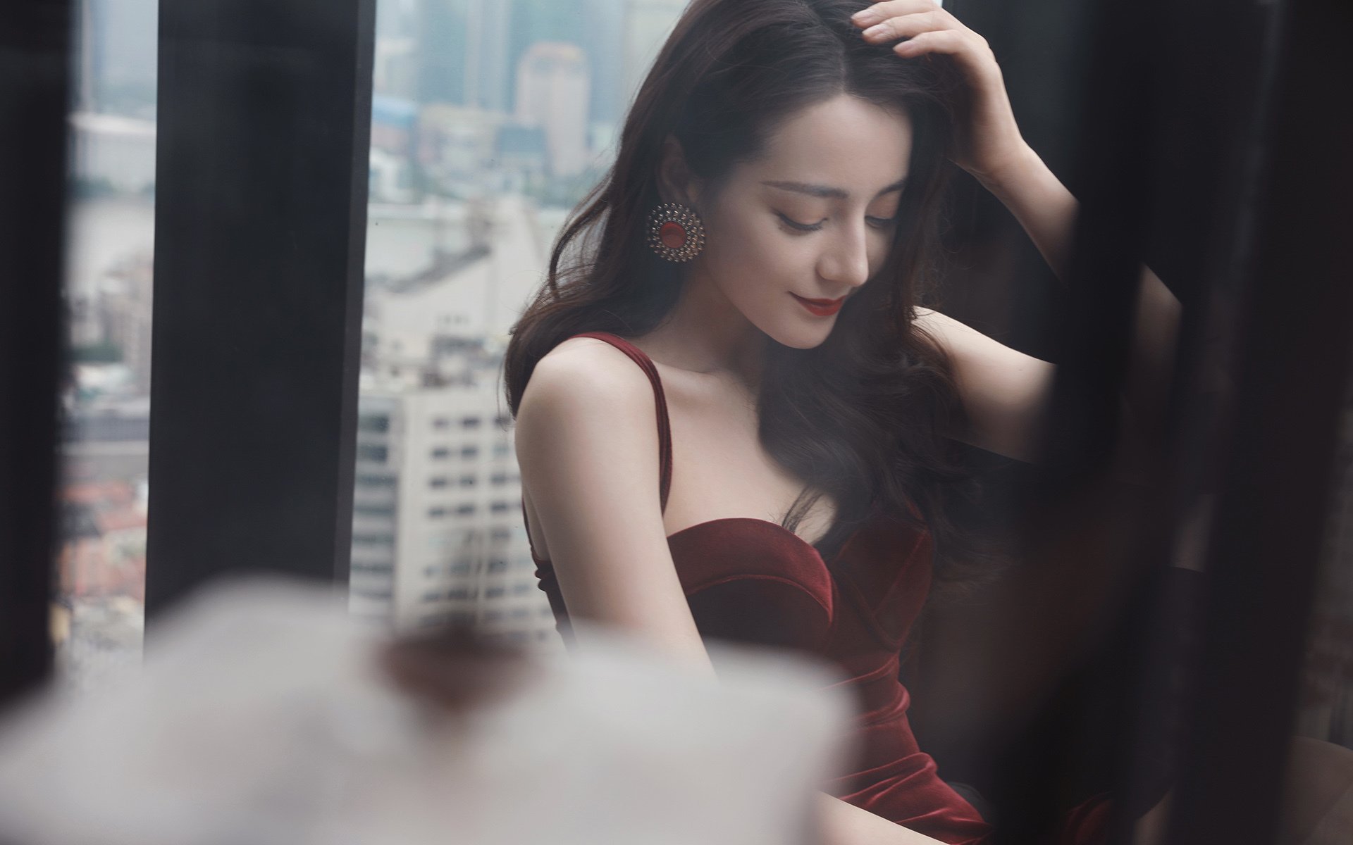 希腊女篮在欧洲锦标赛中积极备战，争夺奖牌在望，希腊女球迷